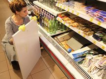 В киевских супермаркетах обнаружили контрабанду и гниль