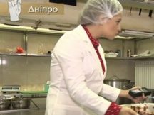 Яйца в фекалиях и котлеты с пылью: чем кормят депутатов Днепра