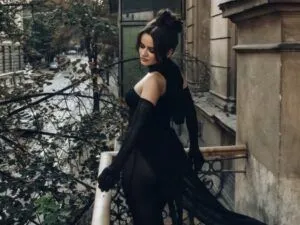Українська співачка SOWA підкреслила фігуру ефектною чорною сукнею: фото